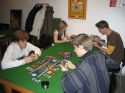 Cedric h�ngt hinterher, w�hrend alle anderen schon angefangen haben, ist er noch dabei zu mischen.