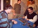 Timmster und Bleaky spielen im Finale, Dreadnought (wurde 3.) und Ryuk (wurde 4.) stehen daneben und spulen ihr Cheerleader-Programm ab, obwohl sie ihre Kost�mchen vergessen haben. An der Synchronit�t k�nnen sie noch arbeiten. Des Weiteren ist mein Ziel, dass dies die l�ngste Bildbeschreibung im gesamten Forum wird. Es k�nnte klappen. Zur Sicherheit noch einen Satz. So, das m�sste reichen. Verzeihen Sie!