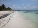 Einsamer Strand und Fischerboote