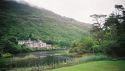 Das Kylemore Abbey ist ein Schlo welches heute, als Abtei, noch immer Bewohnt ist.
Einen sehr kleinen Teil des auch innen sehr gut erhaltenen Schlosses ist auch der ffentlichkeit zugnglich.