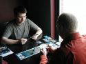 Mambax mit seinem Mimix-Superdeck gegen Van, der neuerdings Aqua spielt. Die beiden haben zwei Partien gegeneinander gespielt. Das Ergebnis war ausgeglichen: 1 : 0 und 0 : 1 . Mambax mit seinem Mimix-Superdeck gegen Van, der neuerdings Aqua spielt. Die beiden haben zwei Partien gegeneinander gespielt. Das Ergebnis war ausgeglichen: 1 : 0 und 0 : 1 .