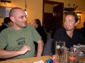 Xel deutet Lachwurzn: "Gib's ihm", was dieser mit einem skeptischen Blick quittiert. Xel deutet Lachwurzn: "Gib's ihm", was dieser mit einem skeptischen Blick quittiert.