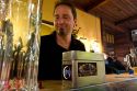 Zeit nach Hause zu gehen - Lachwurzn schaut traurig auf sein leeres Bierglas, seine Box bereits zum Abmarsch bereit gemacht. Zeit nach Hause zu gehen - Lachwurzn schaut traurig auf sein leeres Bierglas, seine Box bereits zum Abmarsch bereit gemacht.